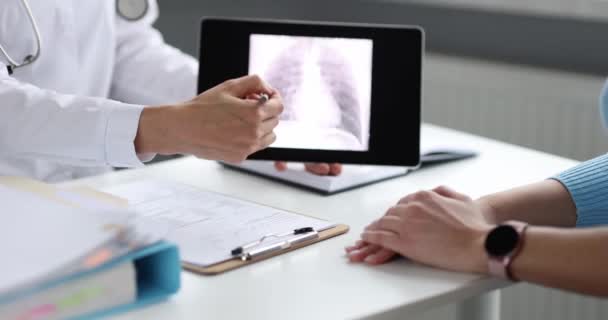 Médico mostrando imagem de raio-x dos pulmões para o paciente em tablet digital filme 4k câmera lenta. Diagnóstico e tratamento do conceito de pneumonia - Filmagem, Vídeo