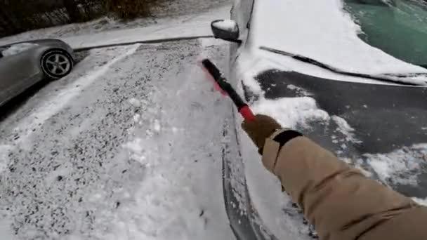 personne vue homme nettoyage voiture de neige hiver saison - Séquence, vidéo