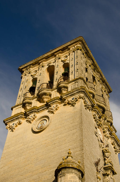 Toren van de Kleine Basiliek van Santa Maria de la Asuncion. Arcos de la Frontera. Een Cadiz. Andalusië. Spanje. - Foto, afbeelding