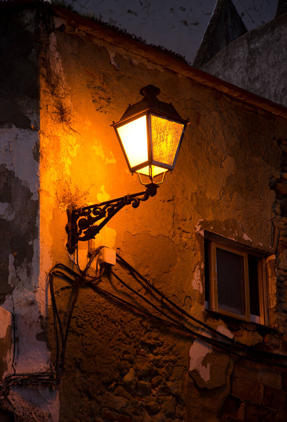 Уличный фонарь светит ночью. Arcos de la Frontera. Кадис. Андалусия. Испания. - Фото, изображение