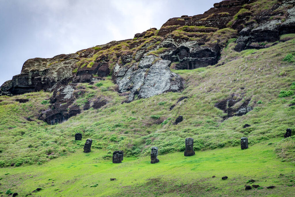 Moais a Rano Raraku kőbányában, Rapa Nui-ban, Húsvét-szigeten. Kiváló minőségű fénykép - Fotó, kép
