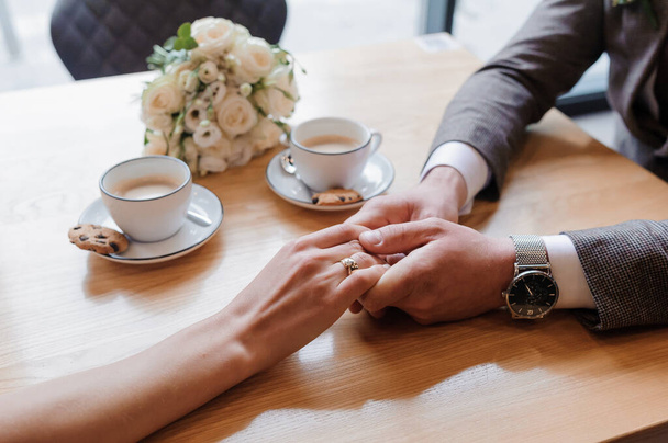 Zlaté snubní prsteny na rukou novomanželů - Fotografie, Obrázek