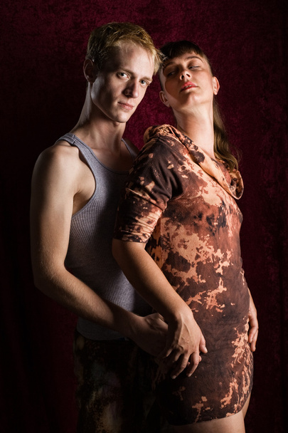 Alt fashion couple. Moody studio shot over dark red. - Φωτογραφία, εικόνα