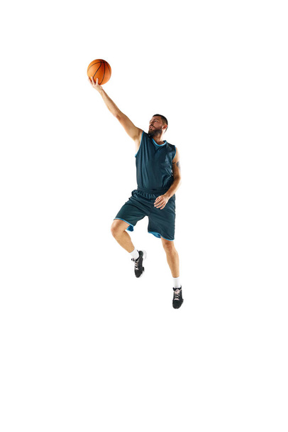 Momento potente congelato nel tempo, impegno professionale del giocatore di basket per perfetto slam dunk sullo sfondo bianco dello studio. Concetto di sport, hobby, stile di vita attivo, potenza, forza. Copia spazio - Foto, immagini