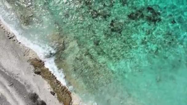 Uitzicht vanuit de lucht op zee en turkoois water van de Caribische Zee. - Video