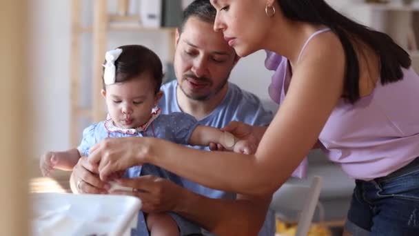 Lateinische Familie, die sich um ihr Baby sorgt, hat einen Online-Termin beim Kinderarzt im Wohnzimmer ihres Hauses - Filmmaterial, Video