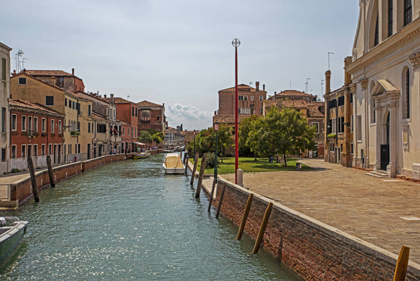 Venedik 'te gondolları ve diğer su taşıma tesisleri olan güzel bir Venedik kanalı. Seyahat ve turizm - Fotoğraf, Görsel