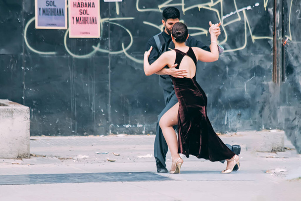 Άντρας και γυναίκα χορεύουν στο δρόμο - Φωτογραφία, εικόνα