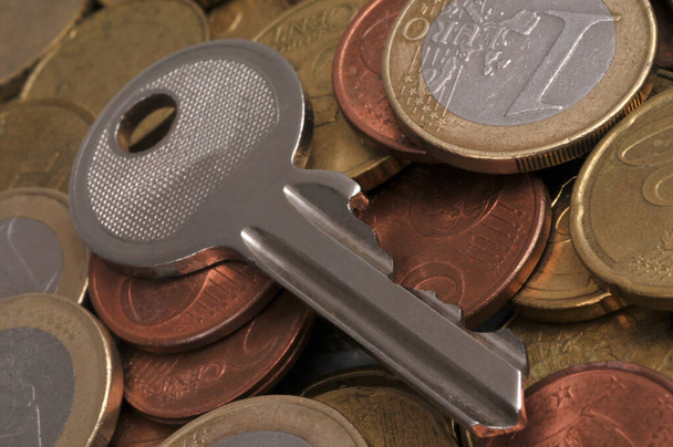 Chave sobre o close-up das moedas de euro  - Foto, Imagem