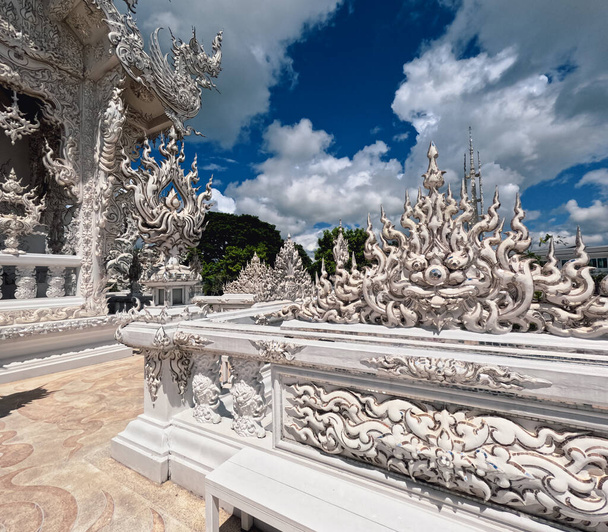 Artistieke versiering met de hand gesneden ingewikkelde geveldetails van Wat Rong Khun - Foto, afbeelding