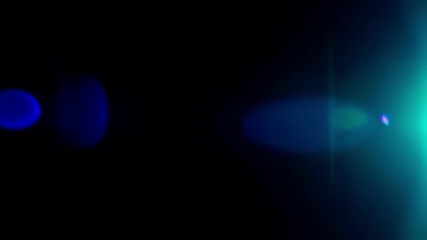 Brilhante lente azul flare estrias em fundo preto, efeito de lente abstrata. Lens Flare é acompanhado por halo e bokeh destaques, como brilho. Fácil de usar na mistura. Modos de sobreposição. Luz vermelha lateral brilha fazendo colorido azul Halo Reflexão. - Filmagem, Vídeo
