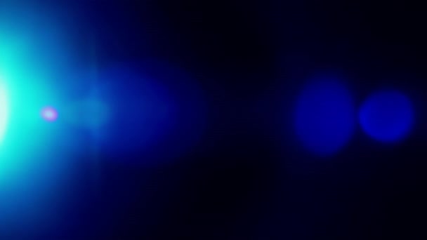 Fuga de luz de haz con reflejos de halo azul, moviéndose alrededor del marco sobre fondo negro, para efecto de superposición, que es fácil de usar en Blend. Modos de superposición. La luz roja lateral brilla haciendo colorido reflejo de halo rojo y azul. - Metraje, vídeo