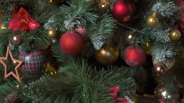 Χριστουγεννιάτικη γιορτή φόντο διακοπών - χριστουγεννιάτικο δέντρο διακόσμηση μπιχλιμπίδι μπάλα σε διακοσμημένο χριστουγεννιάτικο δέντρο, χειμώνα διακοπές conctp. Βολή ολισθητήρα φορτηγού - Πλάνα, βίντεο
