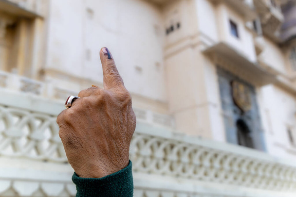 hombre mostrando su dedo con tinta electoral después de votar el día de las elecciones - Foto, imagen