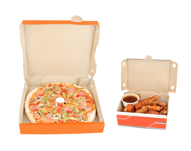 Jamón, y pizza de pimienta con alas de pollo y salsa
 - Foto, imagen