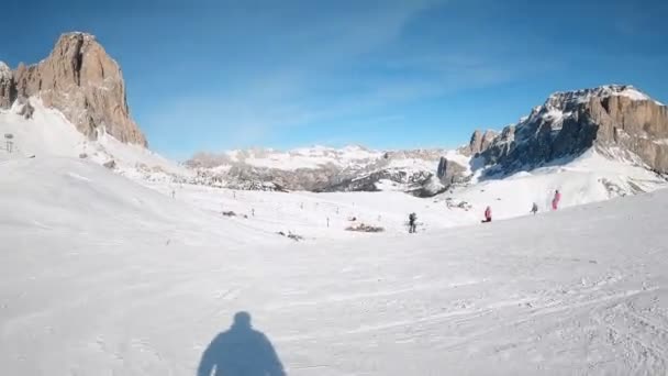 Вид от первого лица на катание на лыжах в Димитровграде. Горнолыжный курорт с людьми, катающимися на лыжах в Доломитовых Альпах в Италии. Горнолыжный курорт Бельведер. Канаверал, Италия - Кадры, видео