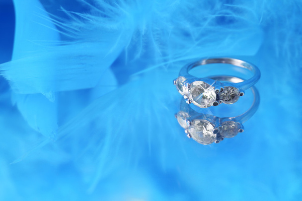 glamoureuze diamond ring en blauw boa - Foto, afbeelding