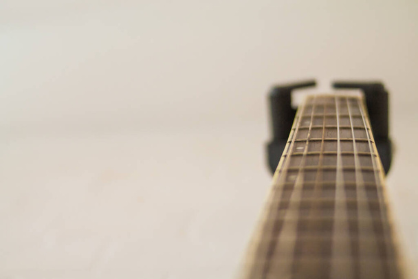 Guitares qui ont été conservées dans la salle de pratique musicale C'est une guitare qui est fournie aux musiciens pour pratiquer et apprendre avant de jouer afin de réduire l'erreur de jouer de la guitare sur scène. - Photo, image