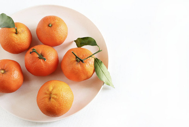 Gruppe frischer Mandarinen isoliert auf weißem Hintergrund. Frische Mandarine. Gesundes Essen. Aus der Vogelperspektive. Kopierraum. - Foto, Bild