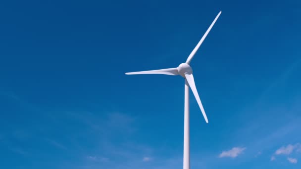 Concepto verde de energía alternativa renovable: turbina eólica que genera electricidad en el cielo. Primero estática y luego horizontal cámara pan - Metraje, vídeo