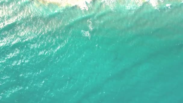 Spectaculaire bovenaanzicht achtergrond foto van oceaan zeewater witte golf spatten in de diepe zee. Drone foto achtergrond van de zee golf in vogel ooggolven. - Video