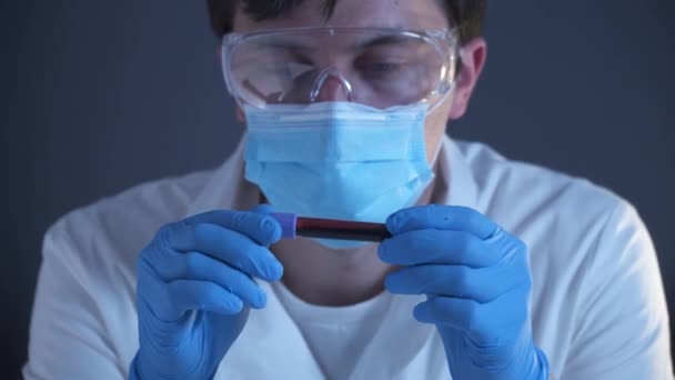 Lekarz trzymający próbkę krwi Coronavirus 2019-nCoV. Koncepcja szczepienia, diagnostyka Covid 19. Diagnoza i laboratorium. Naukowiec z dodatnim wynikiem testu na koronawirusa. Wirus wykrywający zakażenie. Pandemia. - Materiał filmowy, wideo
