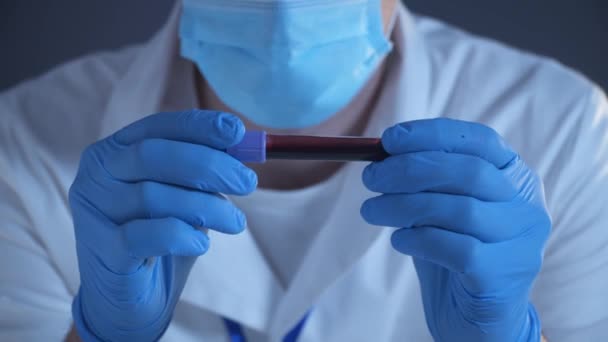 Arzt hält Reagenzglas mit Blut für 2019-nCoV-Analyse. Coronavirus-Pandemie COVID-19. Gesundheitsmedizinisches Konzept, Virustest. Überprüfung der Bevölkerung auf Immunität gegen Covid 19. - Filmmaterial, Video