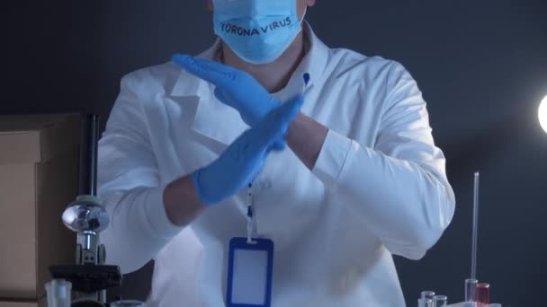 Arts in laboratorium met inscriptie op medisch masker stopt coronavirus. Coronavirus quarantaine concept en covid 19. Wetenschapper moe en het maken van cross arms gebaar waaruit blijkt stoppen pandemische infectie. - Video