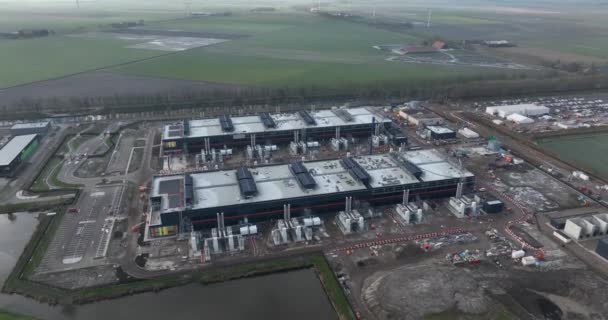 Ψηφιακή ραχοκοκαλιά του διαδικτύου, κατασκευή νέου σύγχρονου data center στο Middenmeer της Ολλανδίας. Αεροπλάνα ορνιθώνα. - Πλάνα, βίντεο