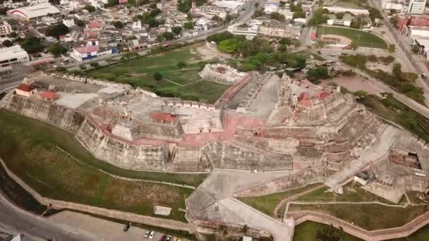 Cartagena, Kolumbia. Drónlövedék a San Felipe de Barajas erődből Cartagena óvárosa mellett. Kiváló minőségű 4k felvételek. - Felvétel, videó