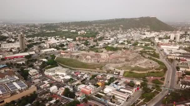 Cartagena, Colombie. Drone Shot of The San Felipe de Barajas Fort à côté d'une vieille ville de Cartagena. Images 4k de haute qualité. - Séquence, vidéo
