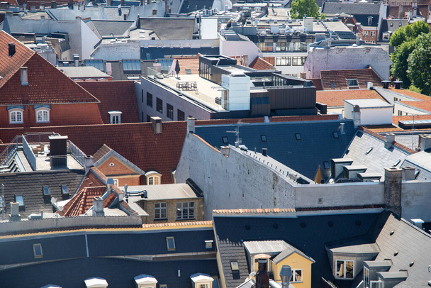 Vista aérea de los tejados rojos de las casas tradicionales en el centro de Copenhague en Dinamarca. Foto de alta calidad - Foto, imagen