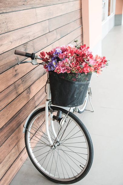 Vintage fiets met bloem in mandje, Thailand. - Foto, afbeelding