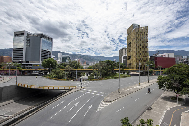 Medellin, Antioquia, Colombia. 26 maggio 2020: Railroad Avenue e Liberty Building. - Foto, immagini