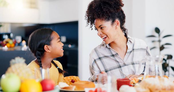 Mutlu, kahvaltı ve anne modern evdeki yemek odasında çocukla birlikte yemek yiyor. Gülümse, aşk ve genç anne sağlıklı bir sabah yemeği ve meyve suyu için aile evinde bir kızla - Fotoğraf, Görsel
