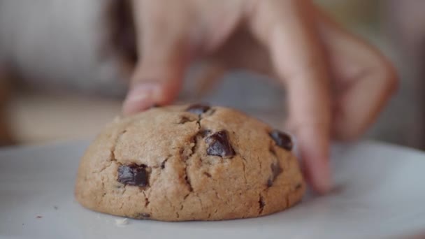  recoger a mano un chocolate chips galletas  - Imágenes, Vídeo