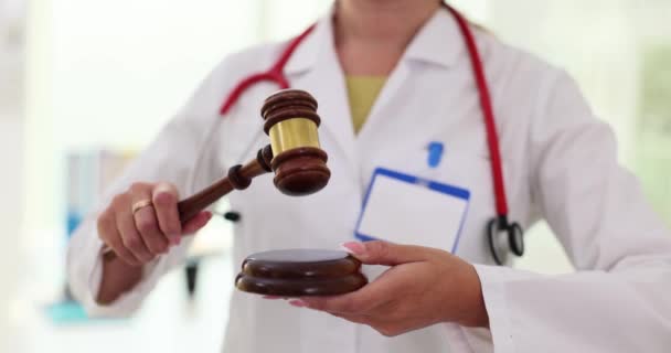 Tıp patolojisti yetki alanındaki adli ve sivil davalara başkanlık ediyor. Adli tıp ve yargı kararı - Video, Çekim