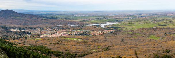vista para a cidade de La Granja e no fundo a cidade de Segóvia a partir da cachoeira chamada Chorro Grande na cidade de Granja de San Ildefonso, na província de Segóvia, Espanha - Foto, Imagem