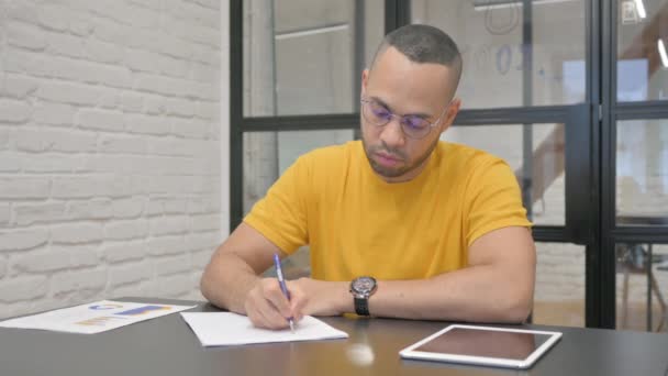 Hombre hispano escribiendo una carta en la oficina - Imágenes, Vídeo