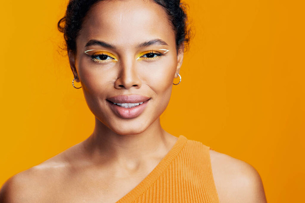 Space nő boldog portré másolás stílus gyönyörű arc kreatív sárga smink fekete divat szépség színes modell stúdió afrikai bőr rózsaszín szem kozmetika etnikai mosoly kozmetikai - Fotó, kép