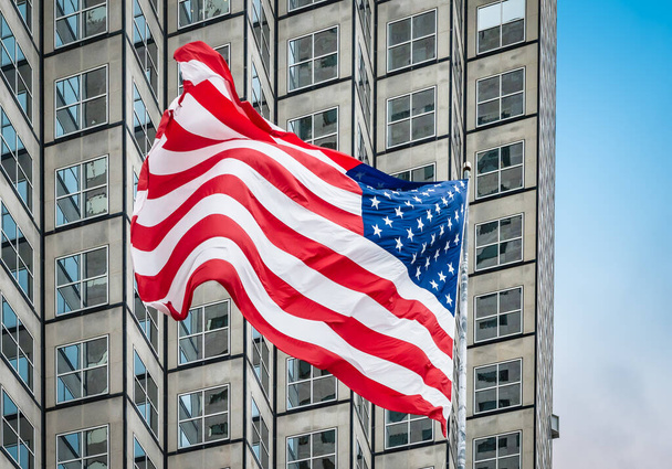 マイアミの高層ビルの前にあるアメリカの国旗. - 写真・画像