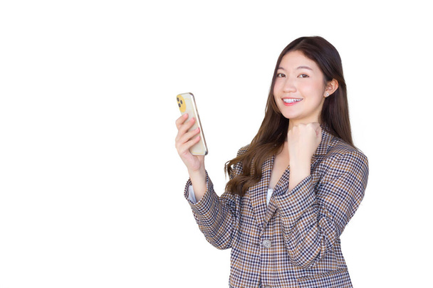Nuori ammatillinen toimisto Aasian nainen mustat pitkät hiukset yllään ruudullinen puku, kun hän toimii nauttia menestystä työn älypuhelimella, kun taas eristetty valkoisella taustalla. - Valokuva, kuva