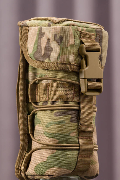 Capa protetora para monocular em pixel art para exército, capa para termovisor isolado em fundo cinza. - Foto, Imagem