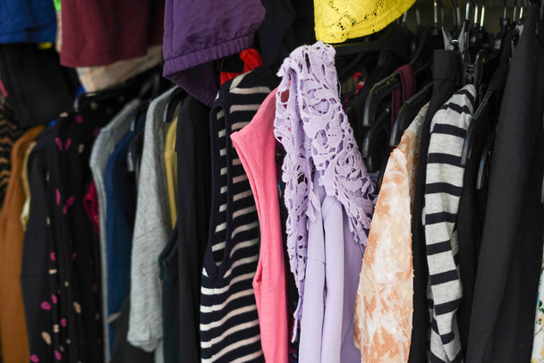 Uygun fiyata bir sürü kıyafet satan ikinci el bir giyim mağazası. - Fotoğraf, Görsel