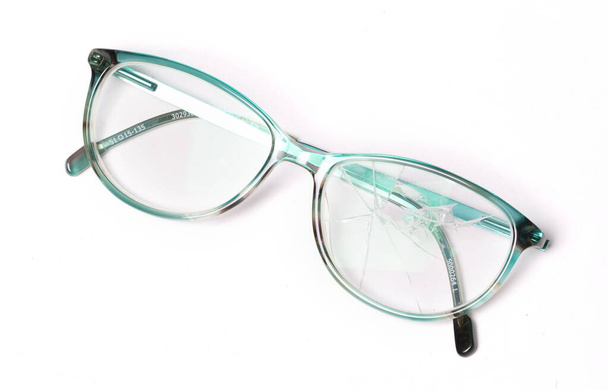 Staré rozbité brýle izolované na bílém pozadí - Fotografie, Obrázek