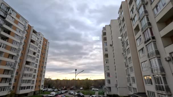 Zaman aşımına uğramış gün batımı gökyüzü apartmanı kopyalama alanı - Video, Çekim