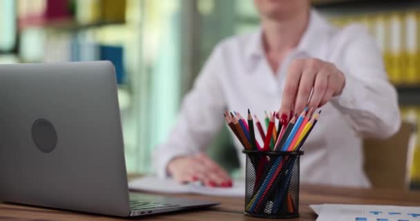 女性はオフィスの文書で色鉛筆やメモを取ります.事業報告書の誤りの訂正 - 映像、動画