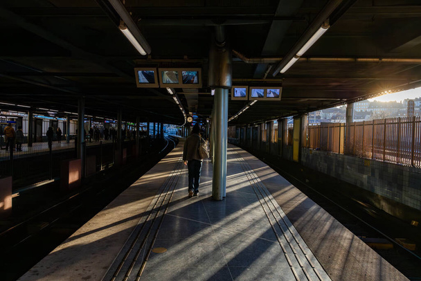 Stockholm, Suède 20 déc. 2023 La plateforme du métro Gamla Stan ou Old Town tunnelbana par une journée d'hiver ensoleillée. - Photo, image