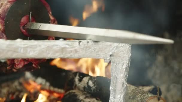 Турецкая традиционная еда Doner Cag Kebab в огне  - Кадры, видео