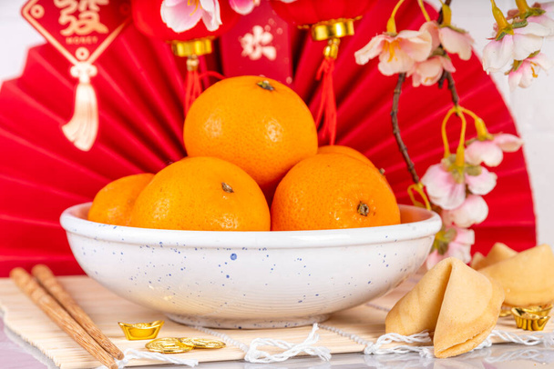 Kiinalainen uusivuosi teema tausta kopioi tilaa. Punainen fanit, kultakolikoita, mandariinit, kirsikankukkia, loma kultainen oksat, sisustus, toivoo kirjekuoria. kulta lohikäärme valkoisella taustalla                            - Valokuva, kuva